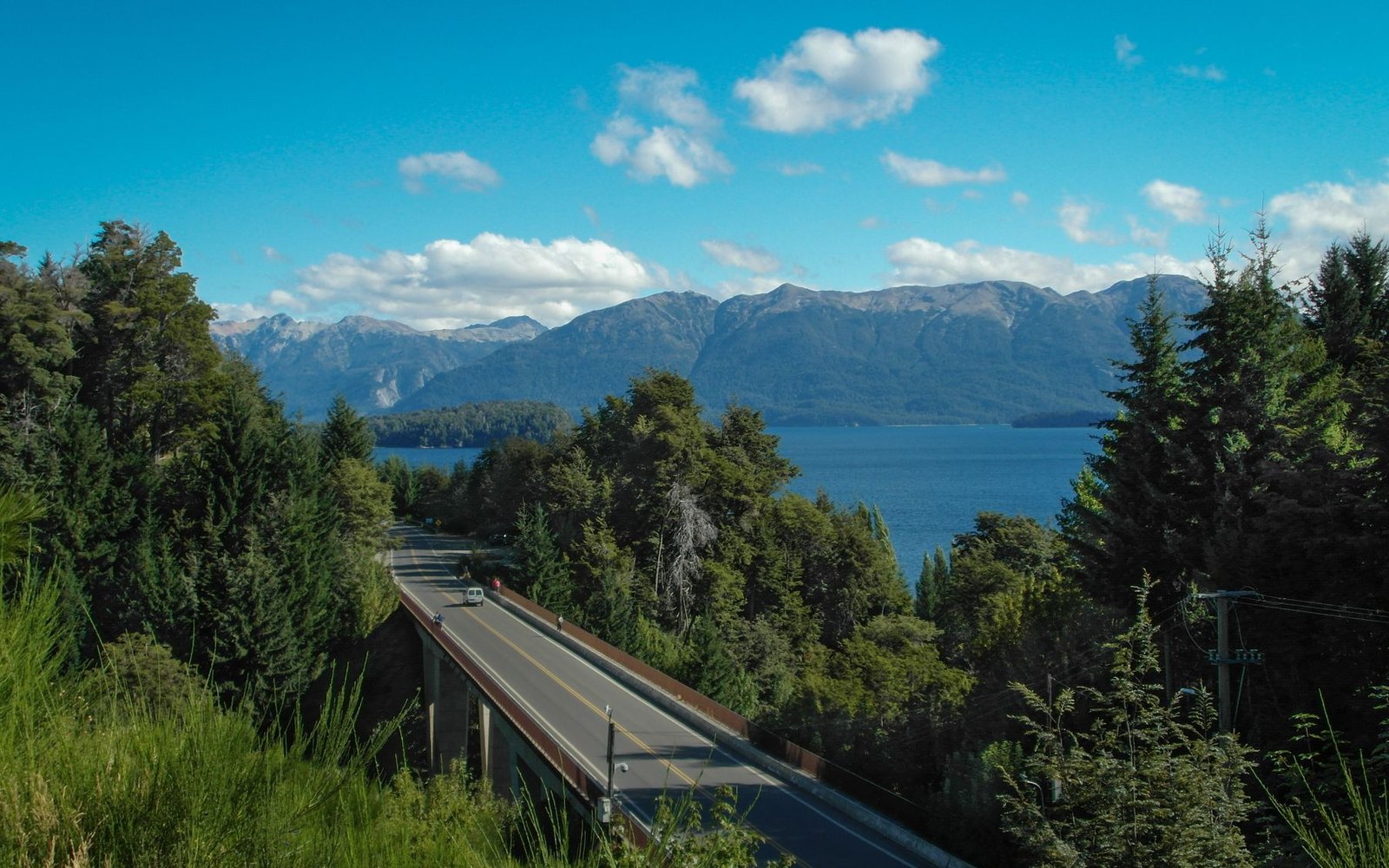 Route au bord d’un lac entouré de montagnes